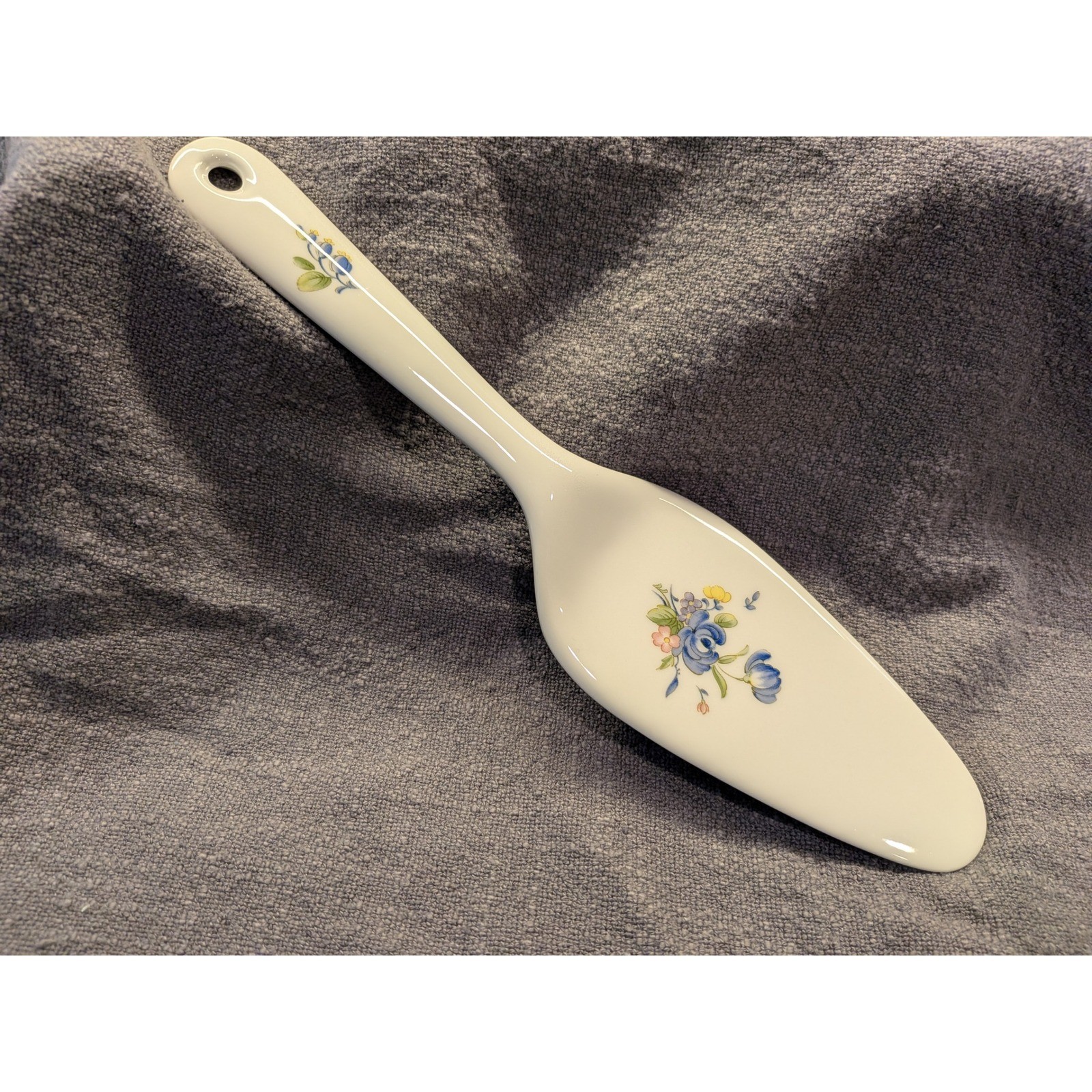 Vintage Ceramic Cake Pie Server White Blue Floral Bouquet Dessert