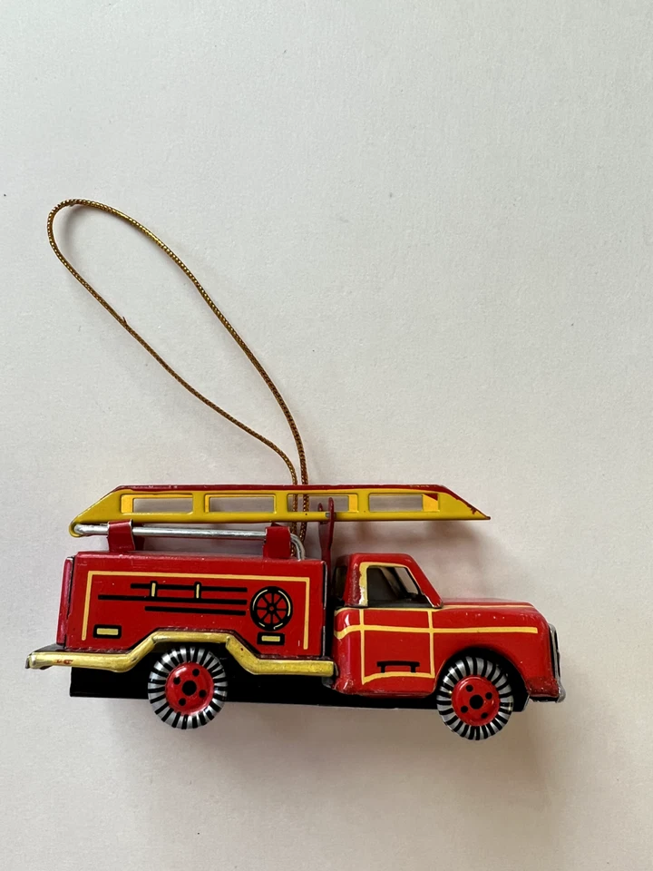 Adorno de Navidad de hojalata de colección - Camión de bomberos, 1,5" H x 1,25" W x 3,25" D rojo Foto 2 de 3