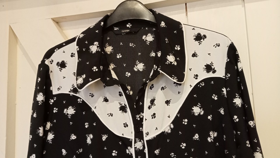 Ladies Black/White Floral Long Sleeved Western Style/Cowboy