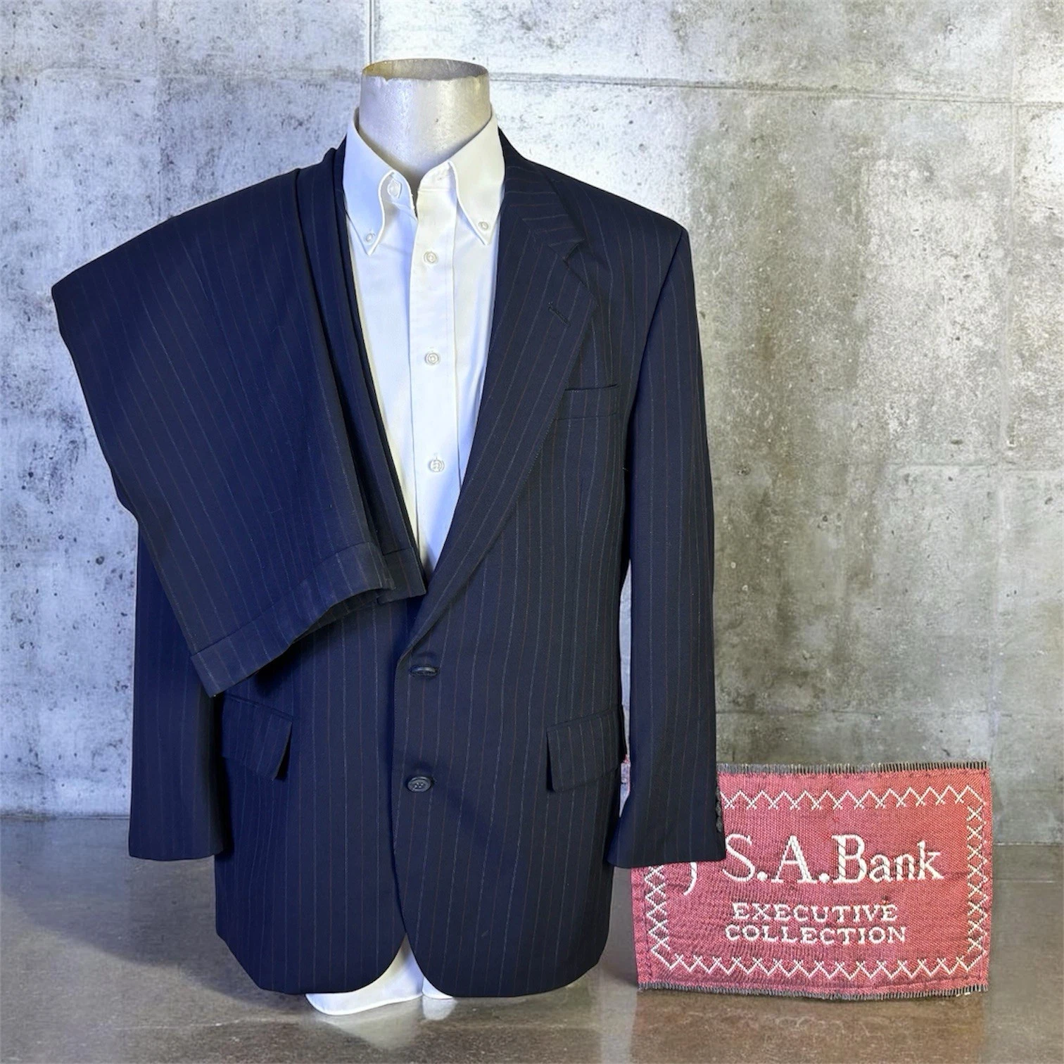 Jos A Bank 2 Piece Suit Mens 42R 38x30 Navy Blue Alternate Pinstripe Wool