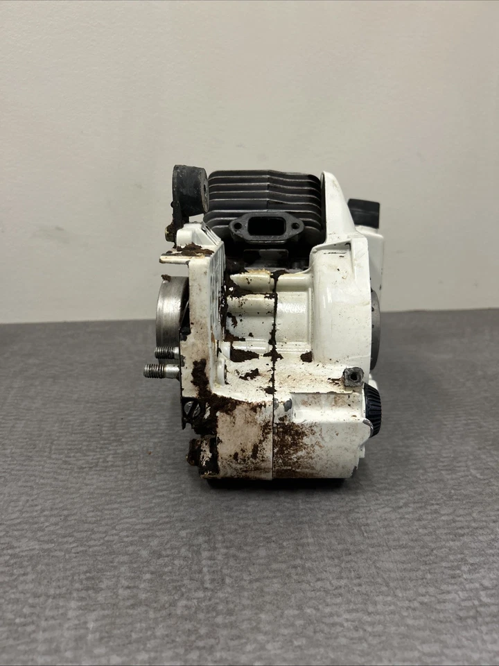 OEM USED STIHL 032AV CHAINSAW CRANKCASE, CRANKSHAFT, TANK, CYINDER, PISTON - Image 2 of 4