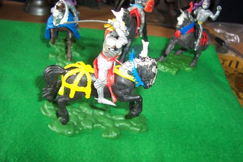 BRITAINS SWOPPET 4 MOUNTED KNIGHTS FOR SPARES WAR OF THE ROSES - Picture 2 of 16