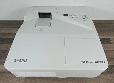 NEC UM301W Ultra-Kurzdistanz Beamer   3000 Lumen   (Klares Bild / 48% Lampe)