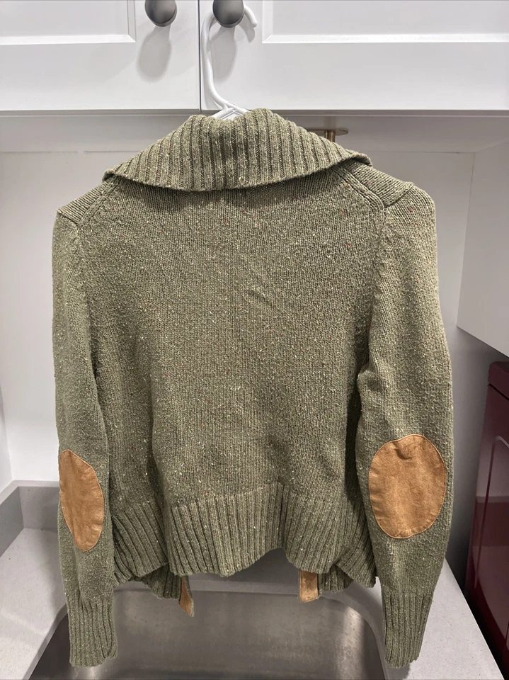 Suéter verde con ribete de cuero Foto 3 de 4