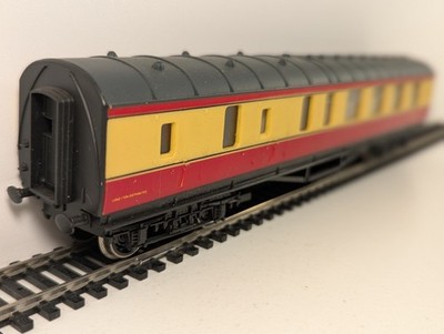Hornby Spurweite OO BR Stanier Brake dritter Reisebus purpurrot & cremefarben