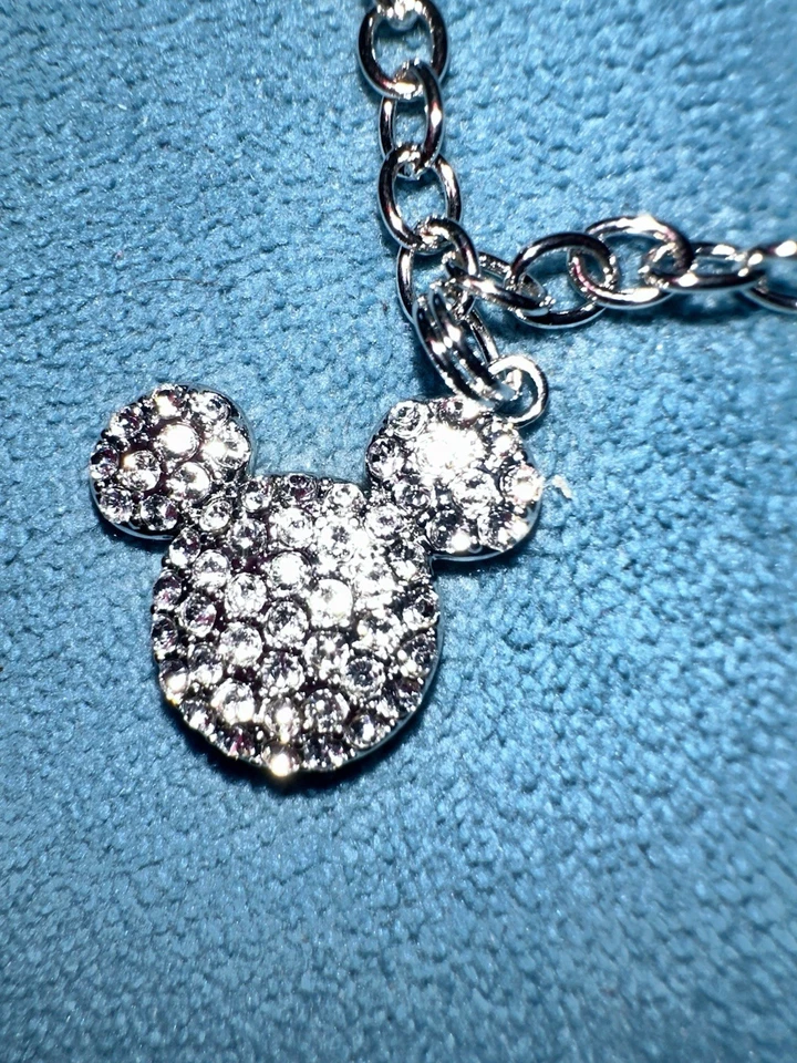Collar con dije de Mickey y Minnie Mouse 90 cumpleaños de Mickey Foto 2 de 4