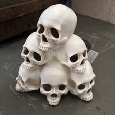 , Halloween stack of skulls Decor Lights Up