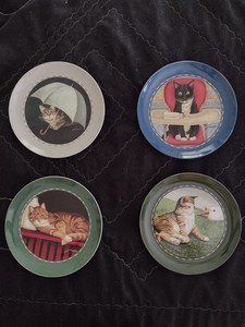 Lowell Herrero Four Cat Plates With Colorful Edges