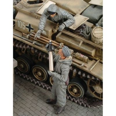 ROYAL MODEL GERMAN STUG III CREW RUSSIA 1943 1:35 RM143