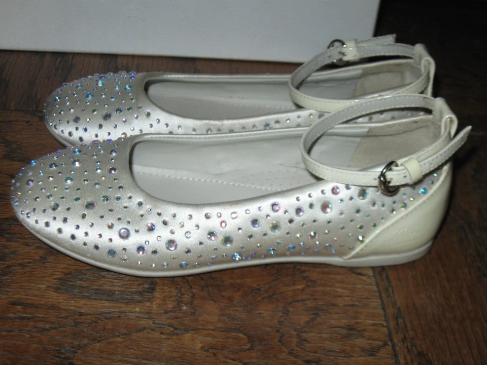 GUCCI NIÑA COLORIDOS PEDRERÍA SOBRE SATÉN Y CHAROL MARY JANE PLANOS Talla 29 Foto 2 de 4