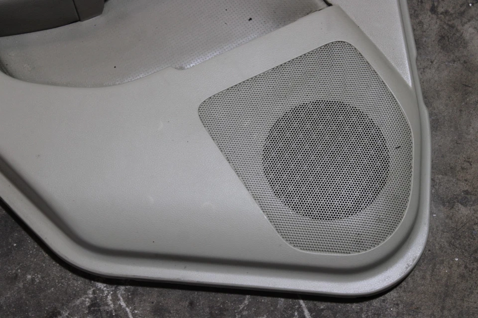 03 04 05 06 G35 PANEL PUERTA REPOSABRAZOS ALTAVOZ CUBIERTA CONDUCTOR TRASERO IZQUIERDO OEM 82853 Foto 2 de 4