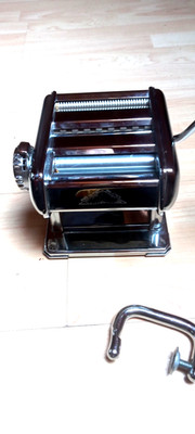 Titania  Machina per Pasta ,  Modell : Meduis 105,  Pastamaschine.
