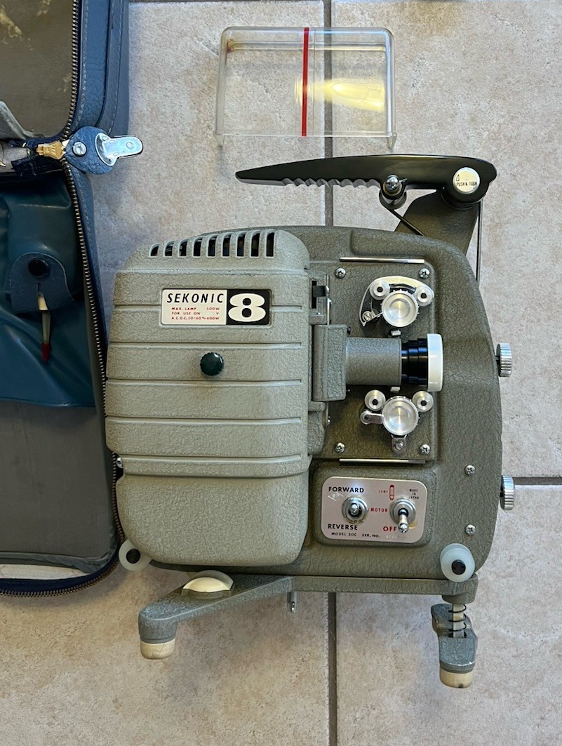 8mm Vintage Sekonic 8 Model 30C Projector w/ Carrying Case Works