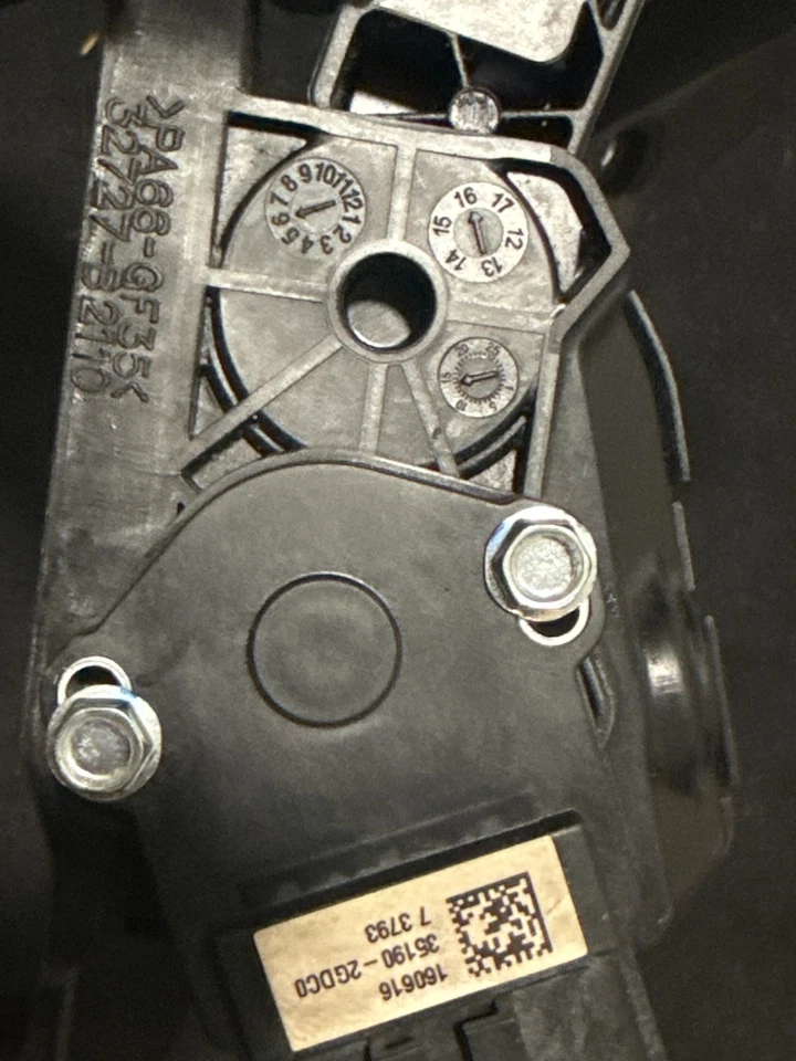 2014-2019 Kia Soul Accelerator Gas Pedal Assembly OEM 35190-2DCOO - Image 3 of 4