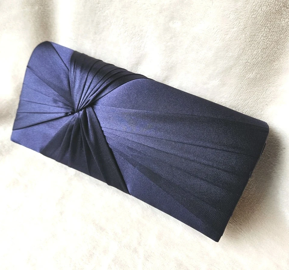 Bolso de Mano Badgley Mischka Originalmente $99 Azul Satinado Foto 2 de 4