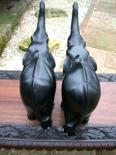 LARGE 8.6kg/19lb PAIR OF ANTIQUE EBONY HAND CARVED WOODEN ELEPHANTS TRUNKS UP - Picture 3 of 4