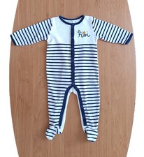 Dors bien. Pyjama. Grenouillère blanc et bleu marine rayée. Le roi. Gémo 12 mois