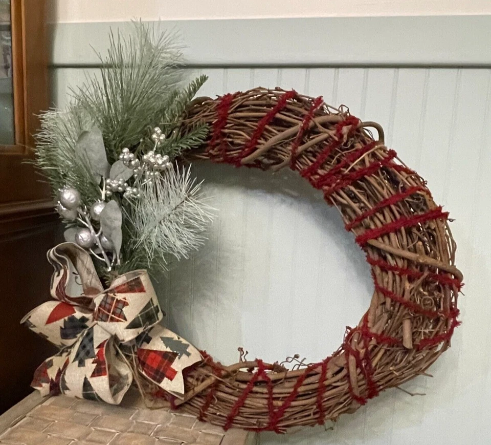 Corona colgante de Navidad rústica primitiva de campo hecha a mano Foto 3 de 4