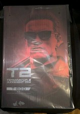 Hot Toys Terminator 2 Judgment Day T-800 2.0 MMS795  1/6 Figure BRAND NEW SEALED