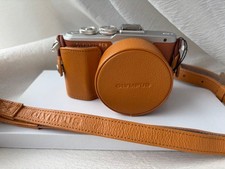 OLYMPUS PEN e pl8 Double Zoom Kit with Leather Case