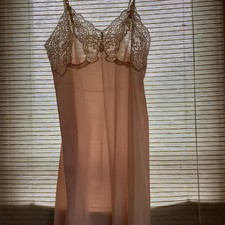 Vtg 50s/60s Women  s Lacy Pale Peach Full Slip Adjustable strap 100 Nylon SZ 32