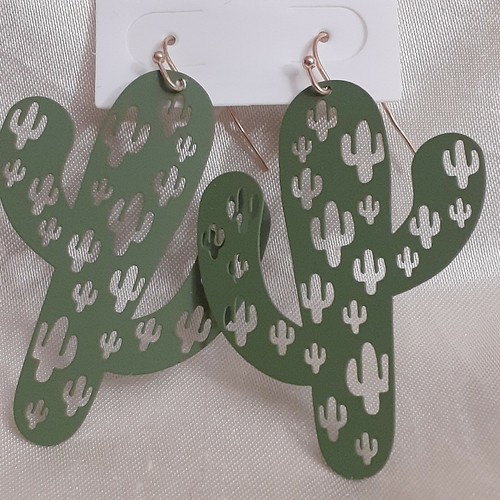 Cactus Ultra Lite Green Metal Dangle Earrings Desert Arizona Texas New Mexico - Picture 2 of 2