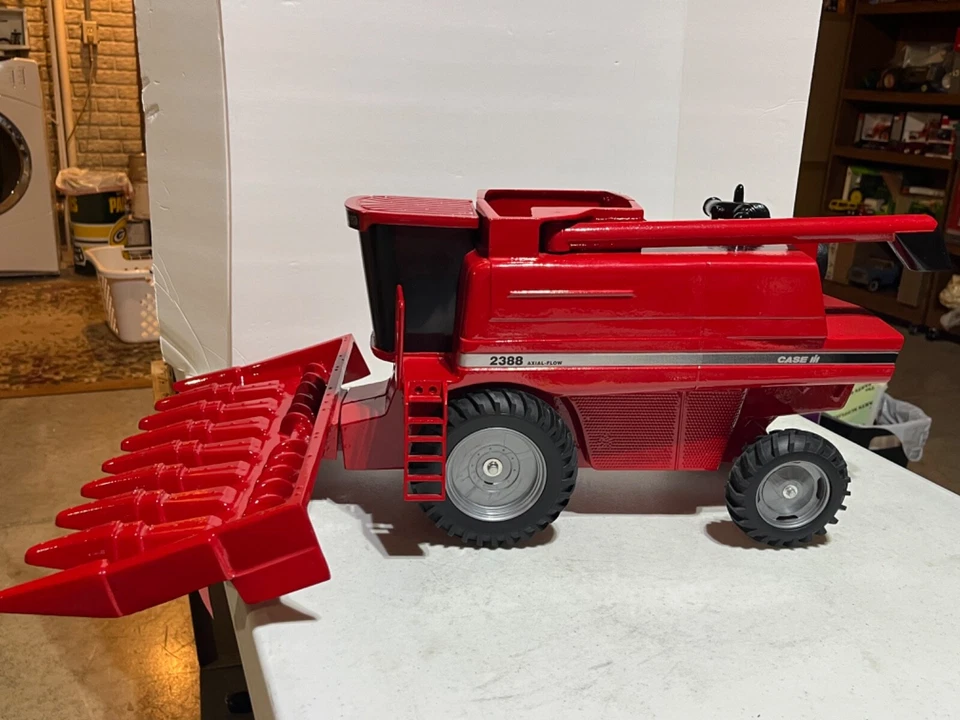 Case/IH 2388 Axial Flow Combine w 8 Row Corn Head Signed 1/16 by Scale Models - Image 3 of 4