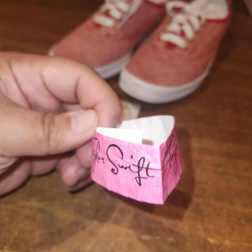 Keds Mujer Talla 6.5 Taylor Swift Red Tour, Lunares Rojos con Pegatina Original y Foto 4 de 4