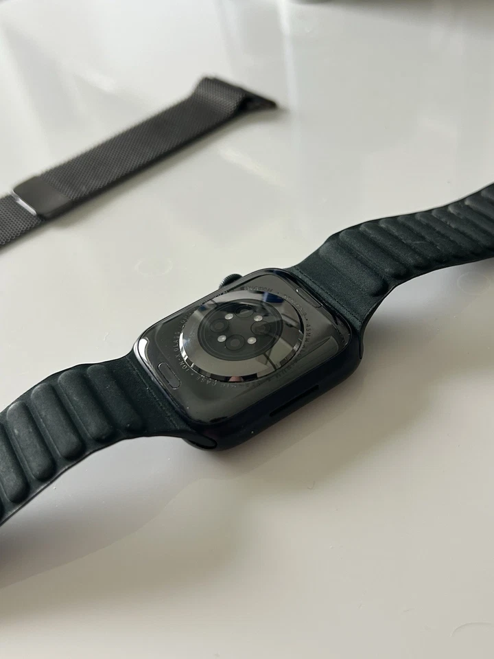 Apple Watch Series 9 45mm Aluminiumgehäuse Mitternacht inkl. 2 Armbänder - Bild 4 von 4