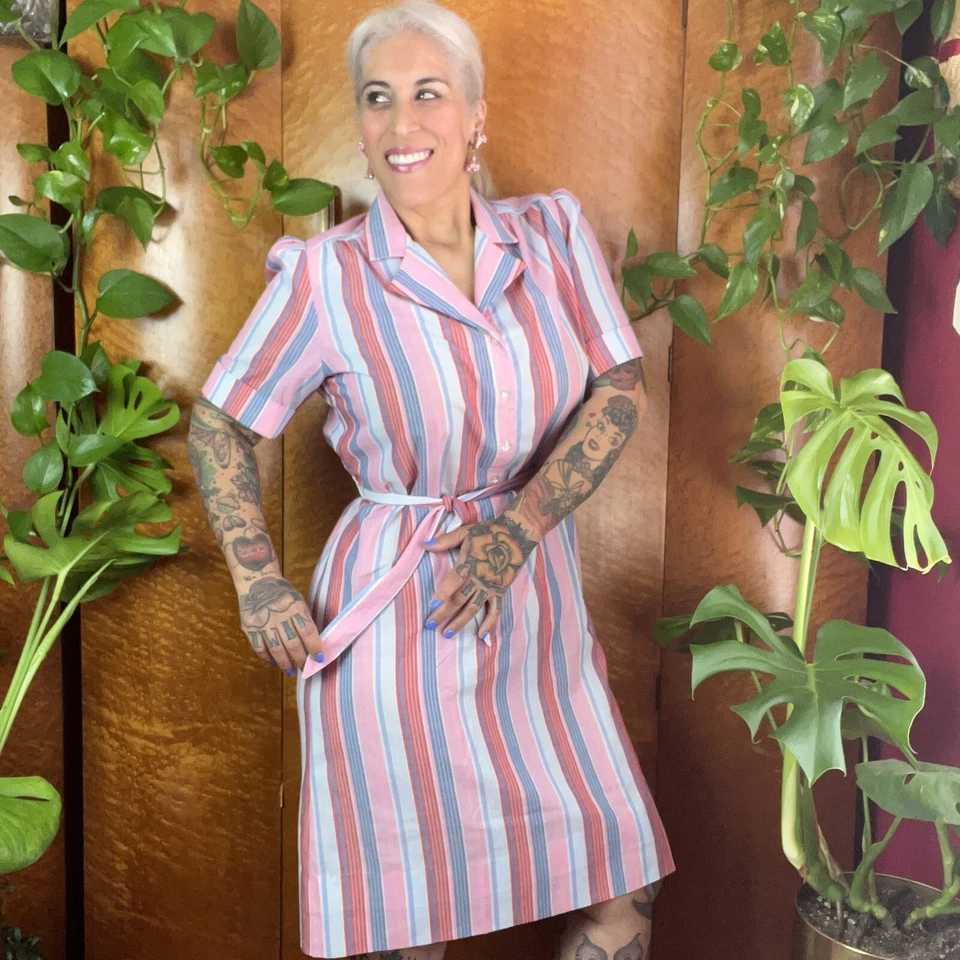 Vestido de cintura listrado vintage anos 70 listras rosa e azuis anos 70 gola entalhada M G - Imagem 4 de 4