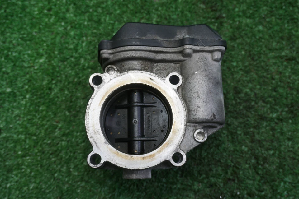 Volkswagen Golf 2.0 2013 carrocería del acelerador OEM 06F133062Q Foto 3 de 4