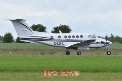 PHOTO  AEROPLANE BEECHCRAFT B200 SUPER KING AIR 'G-CIFE' C/N BB-1829 BUILT 2003