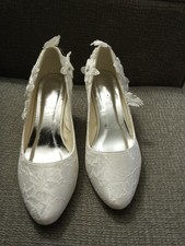 White Lace Floral Applique Closed-Toe Pump Heels, Medium Heel Height