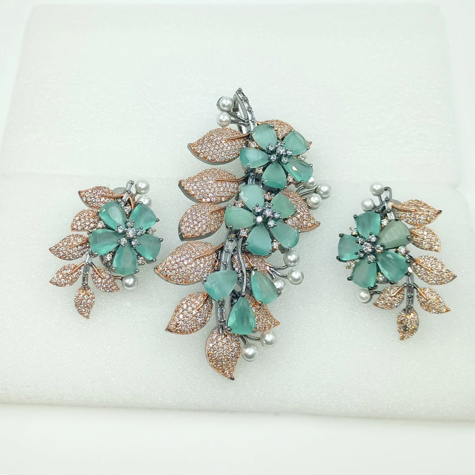 Juego de tachuelas colgantes de esmeralda y circonita cúbica, joyería victoriana colgante de piedra de nacimiento chapado en oro Foto 2 de 4