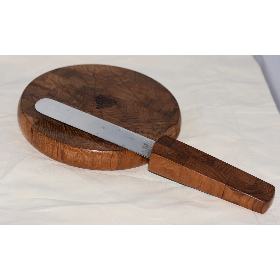 Tabla de cortar queso de teca Jens Quistgaard para Dansk con cuchillo incorporado Foto 3 de 4