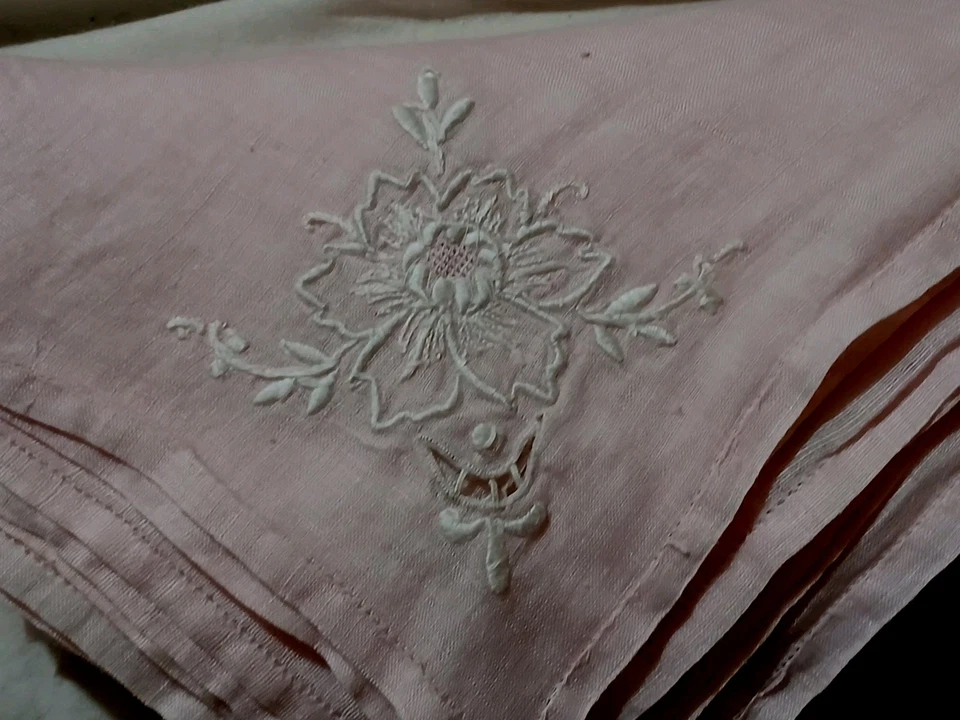 Juego 9 FLORES BORDADAS Y APLIQUES TIPO HANKY MADEIRA ENROLLADAS A MANO Y DOBLADILLO Foto 3 de 4