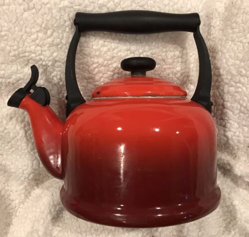 Le Creuset Emaille Pfeifen Teekessel, 2,2 Quart roter Farbverlauf Glanz schön - Bild 2 von 6