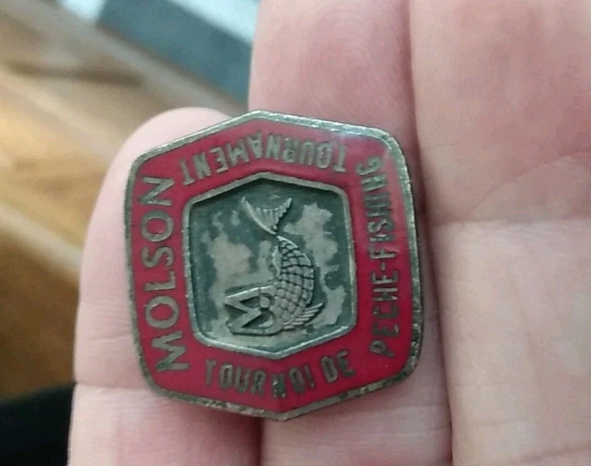 Insignia prendedor de premio torneo de pesca de cerveza Molson 1964 de colección Foto 4 de 4