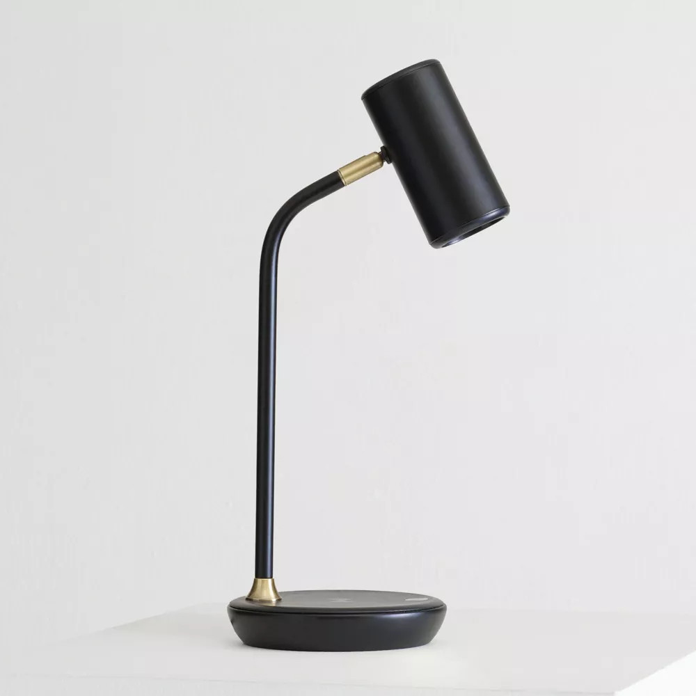 Brightech Ezra Modern с регулируемой яркостью (включает светодиодную лампочку) Беспроводная зарядка