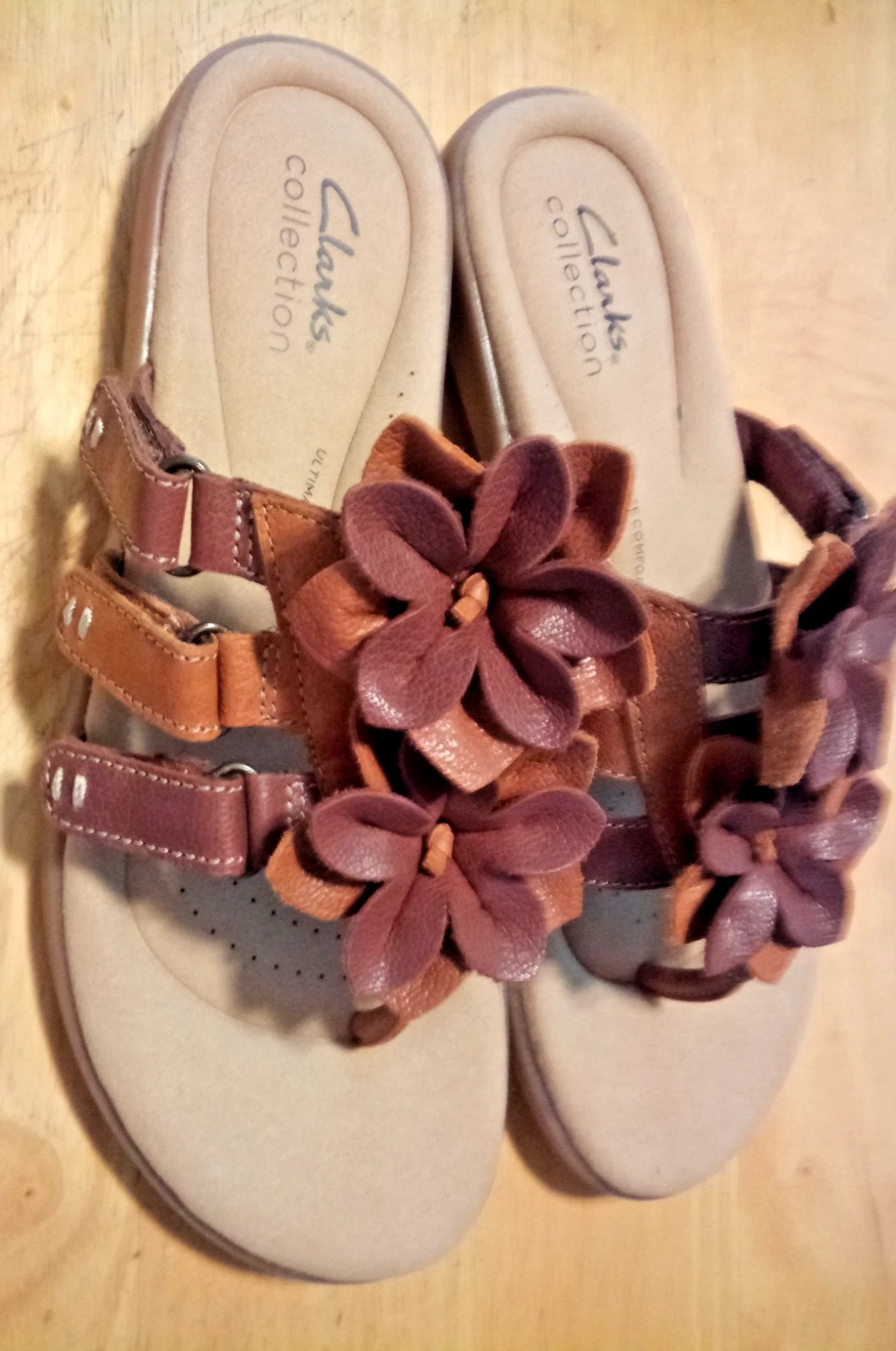 NUOVI sandali donna Clarks pelle marrone marrone fiori taglia 7 slip on tanga scarpe nuovi con etichette