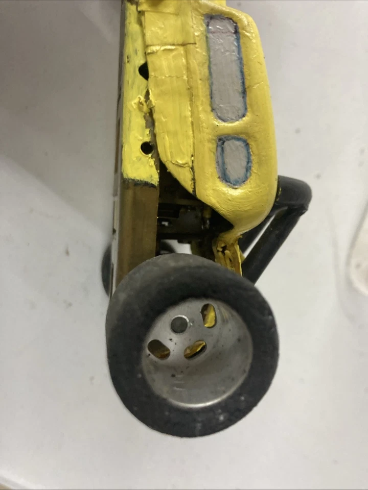 Винтажная трассовая автомодель — латунное шасси, желтый драгстер «Веселый Роджер» — аккумулятор протестирован - Изображение 3 из 4