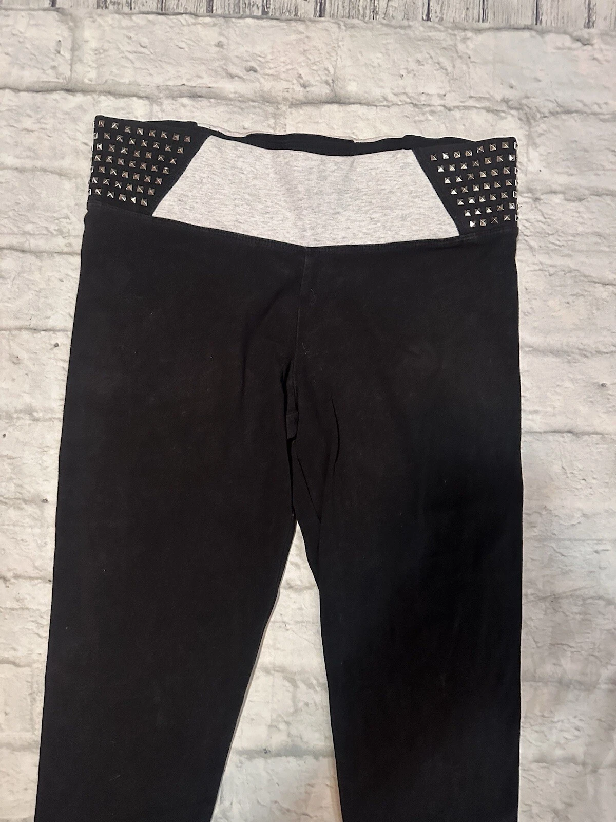 victoria-secret-vs yoga studs logo leggings