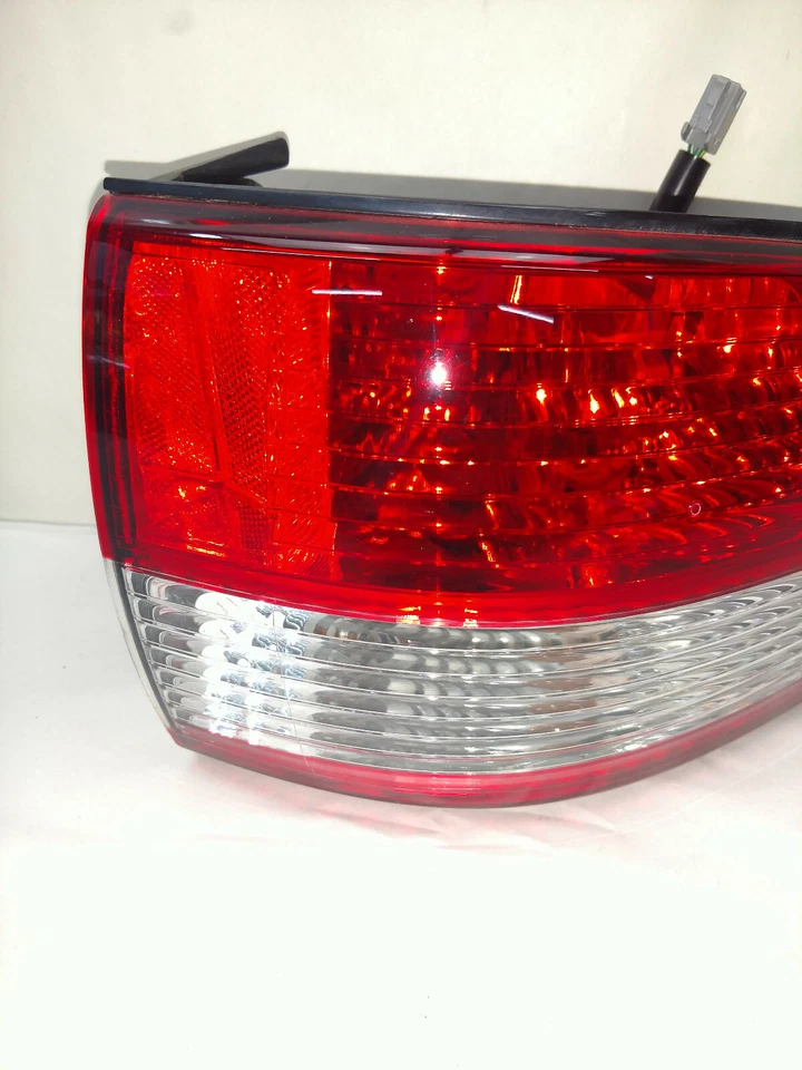 Оригинальный задний фонарь для правой стороны пассажира Toyota Sienna 2001-2003 годов выпуска - Изображение 2 из 4