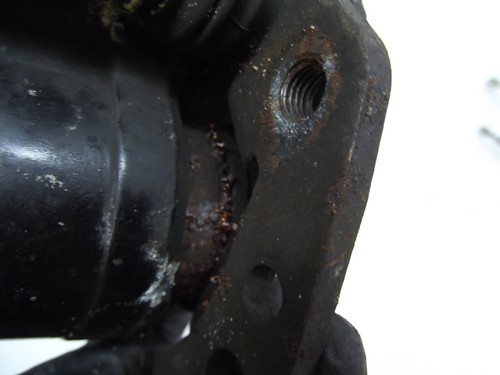KAWASAKI GPZ550 REAR BRAKE CALIPER + BRACKET - Picture 6 of 6