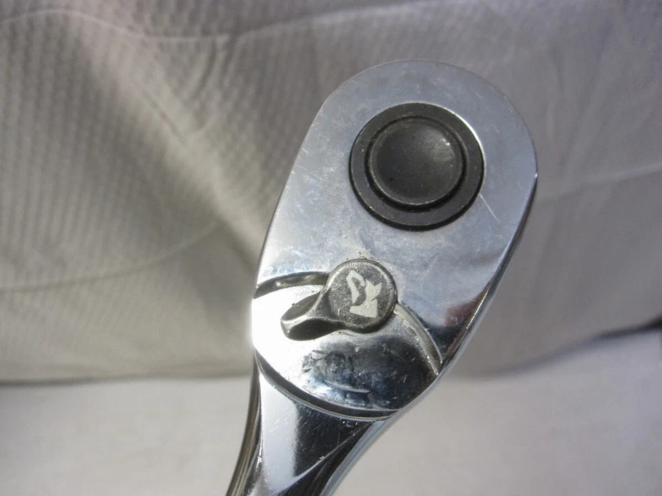 Husky 1/2 in and 3/8 in Drive Teardrop Head Ratchets - Works Great - Image 2 of 4