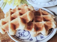 2 x Waffel Fake 8x8 cm K&uuml;nstlich Waffeln Geb&auml;ck Deko Attrappe Dekoration