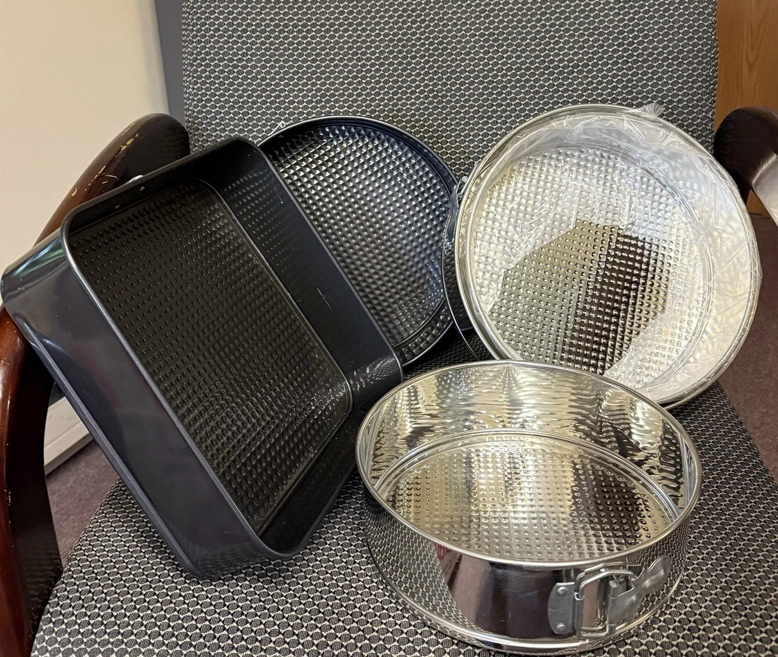 Springform Cake Pan Set Round & Square Non-Stick Removable Bottom Black/Silver
Opens in a new window