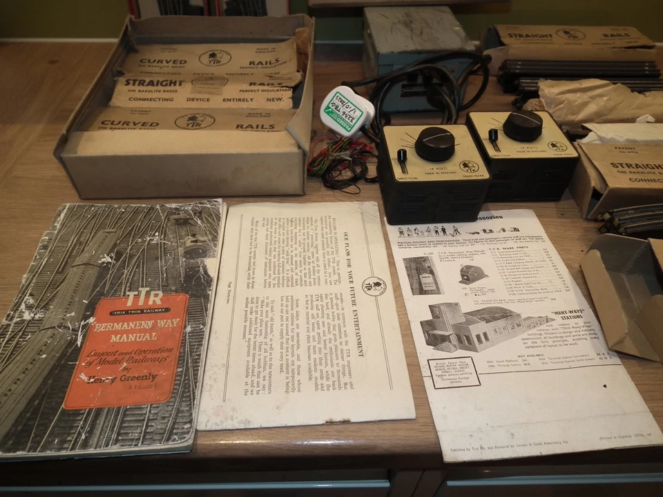 TRIX TTR TRACK SET & EXTRA TRACK TRANSFORMER & CONTROLLERS X 2 BOOKS OO GAUGE - Image 3 of 4