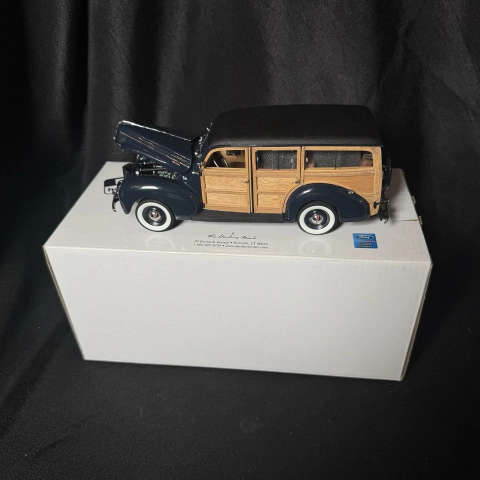 Danbury Mint, 1940 Ford Deluxe Woody Station Wagon, 1:24, L. E. - MINT - Image 2 of 4
