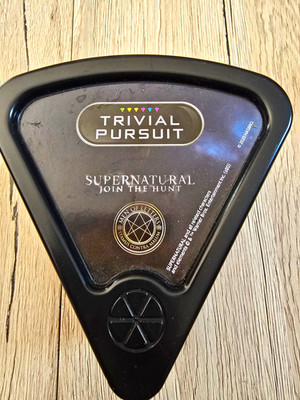 Hasbro Trivial Pursuit Supernatural Join the Hunt Quizspiel - Deutsche Edition
